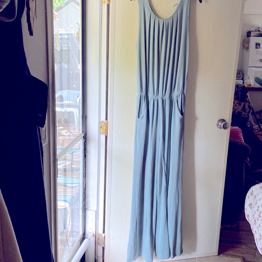 Zenana sz. L sleeveless casual jumpsuit with elastic waist and tie back.
